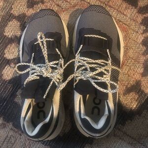 On cloud running shoes size 7